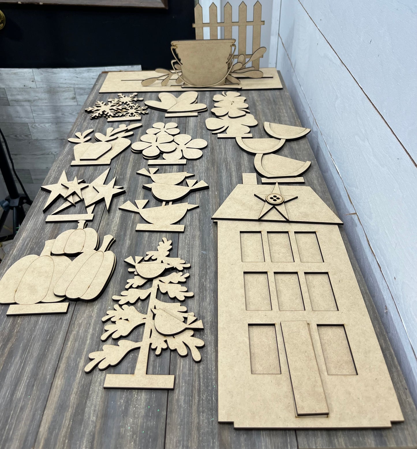 Primitive House with 10 Interchangeable Pieces Bucket Shelf Sitter