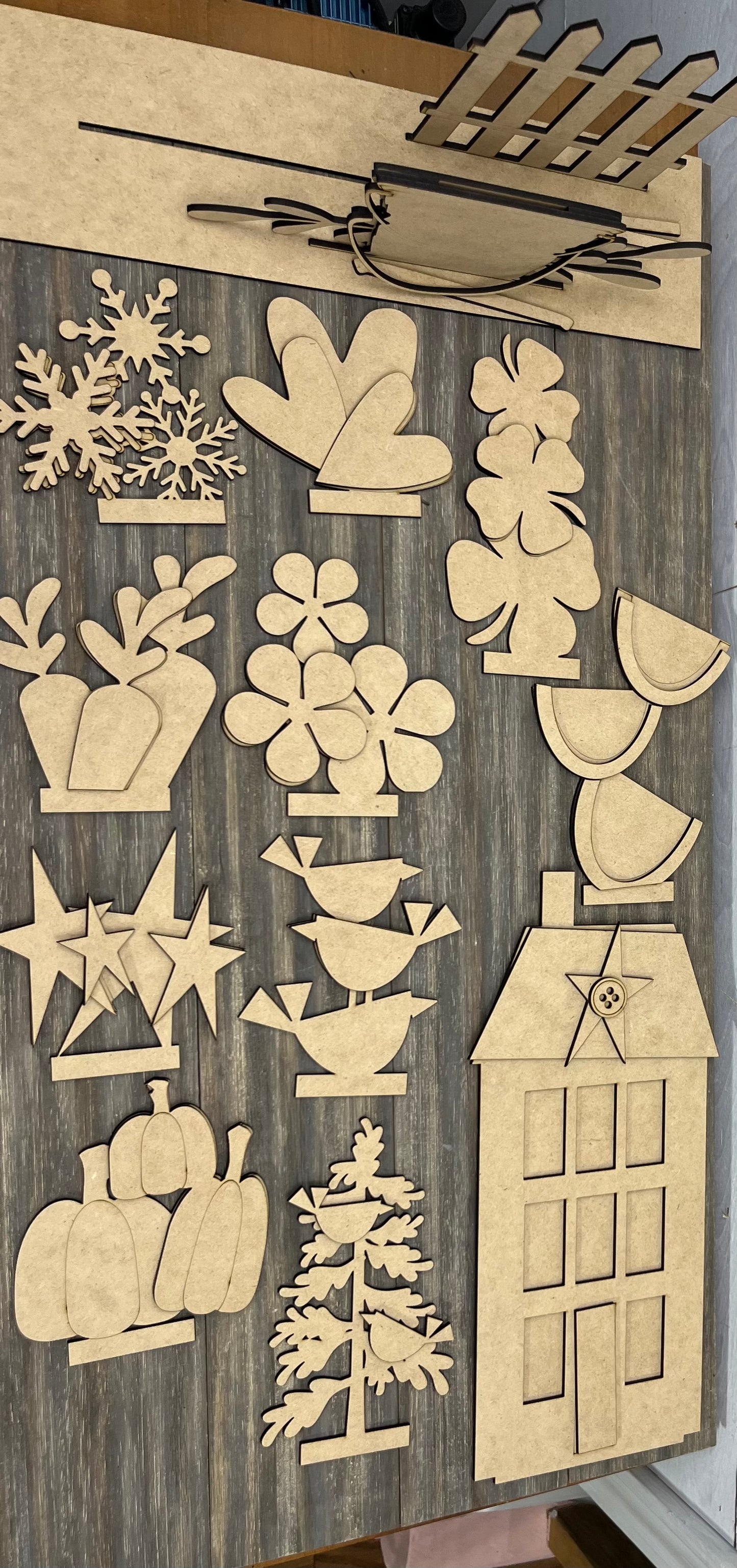 Primitive House with 10 Interchangeable Pieces Bucket Shelf Sitter