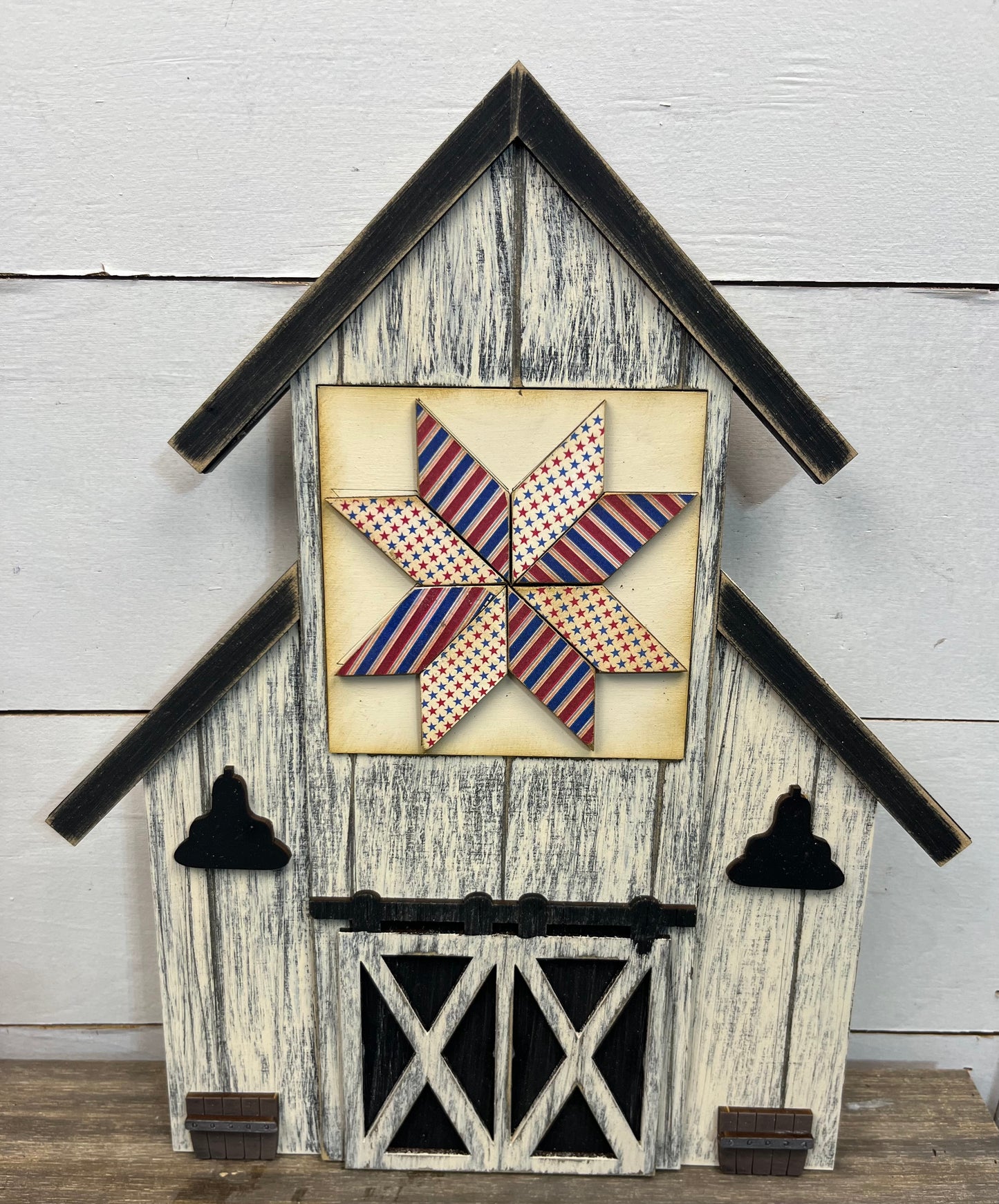 BARN W/ INTERCHANGEABLE QUILTS