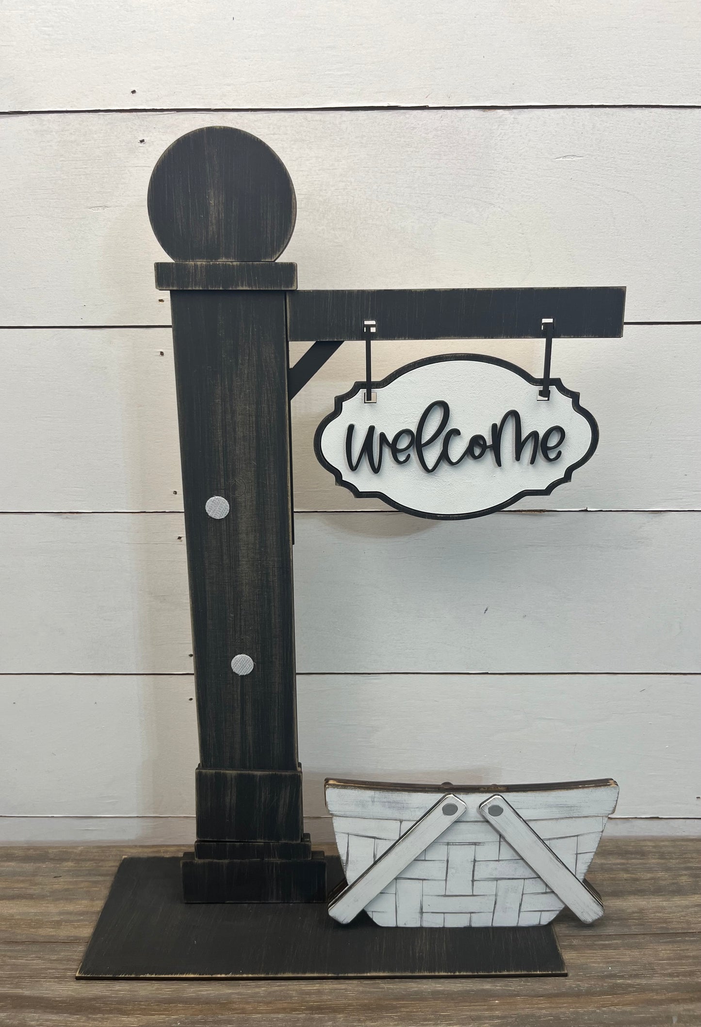 INTERCHANGEABLE WELCOME SIGN POST WITH BASKET