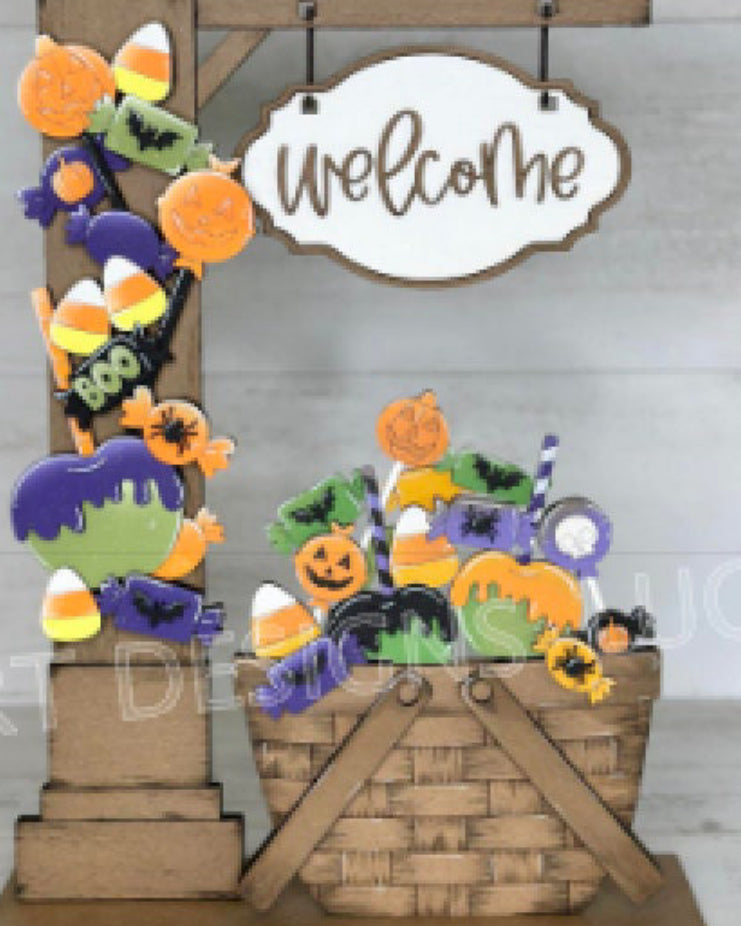 INTERCHANGEABLE WELCOME SIGN POST WITH BASKET