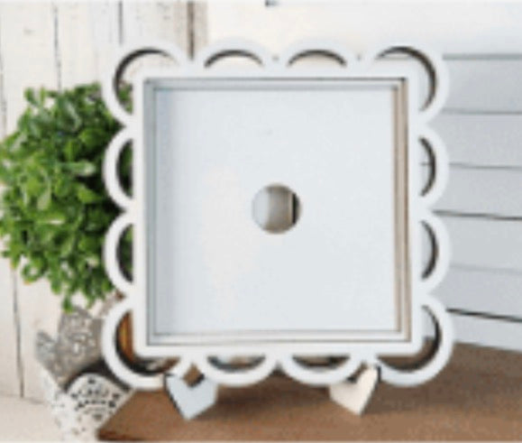 SCALLOP LACE FRAME